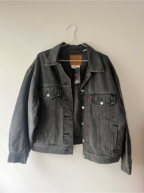 Black Women's Levi's 90's Trucker Denim Jacket (size medium)